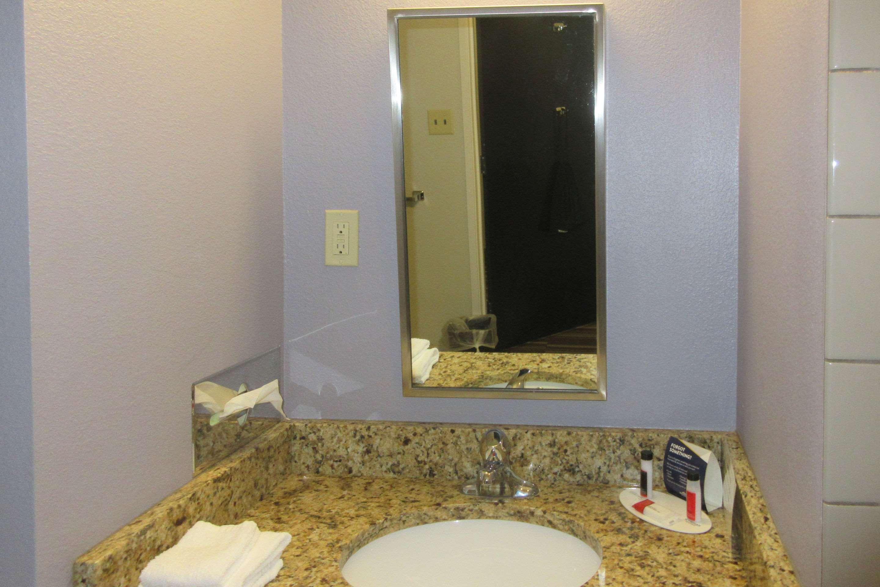 Quality & I-77 2* Caldwell