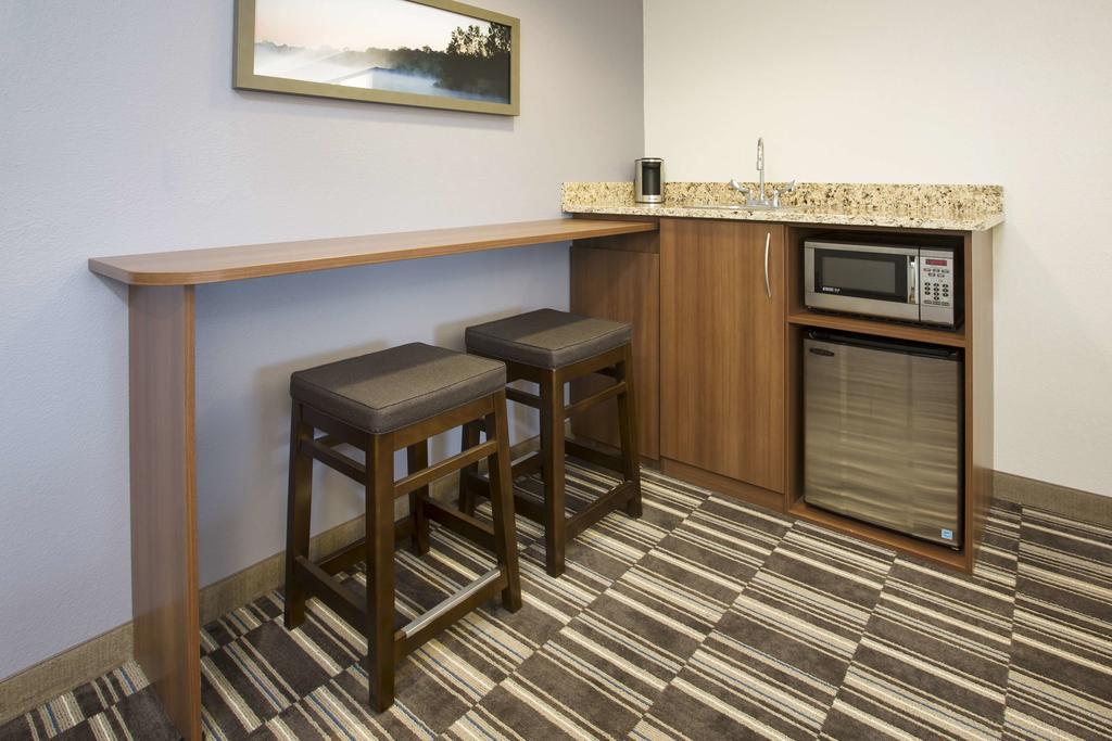 Hotel Quality & I-77 2*