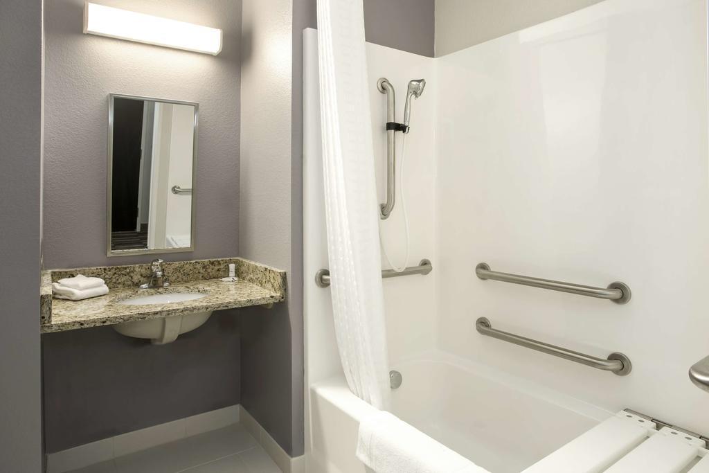 Quality & I-77 Hotel 2*